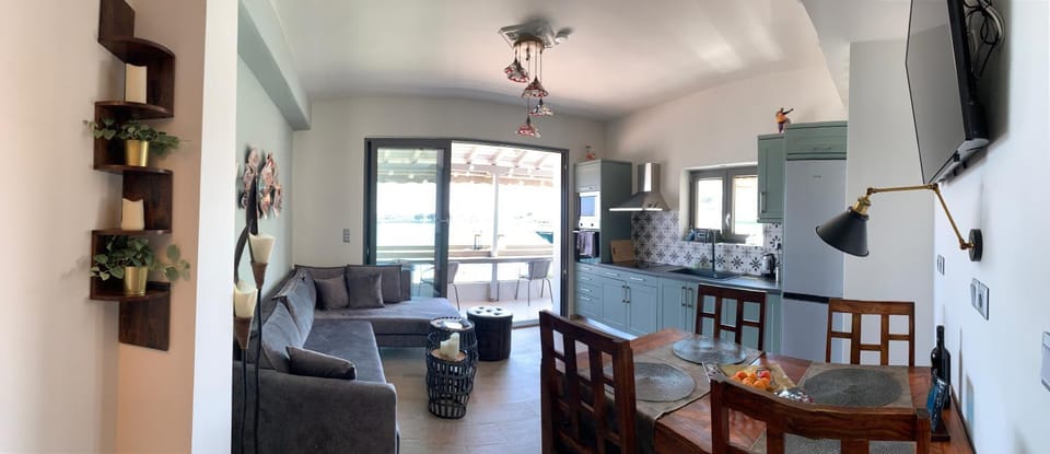TV and multimedia, Kitchen or kitchenette, Living room, Seating area, Dining area