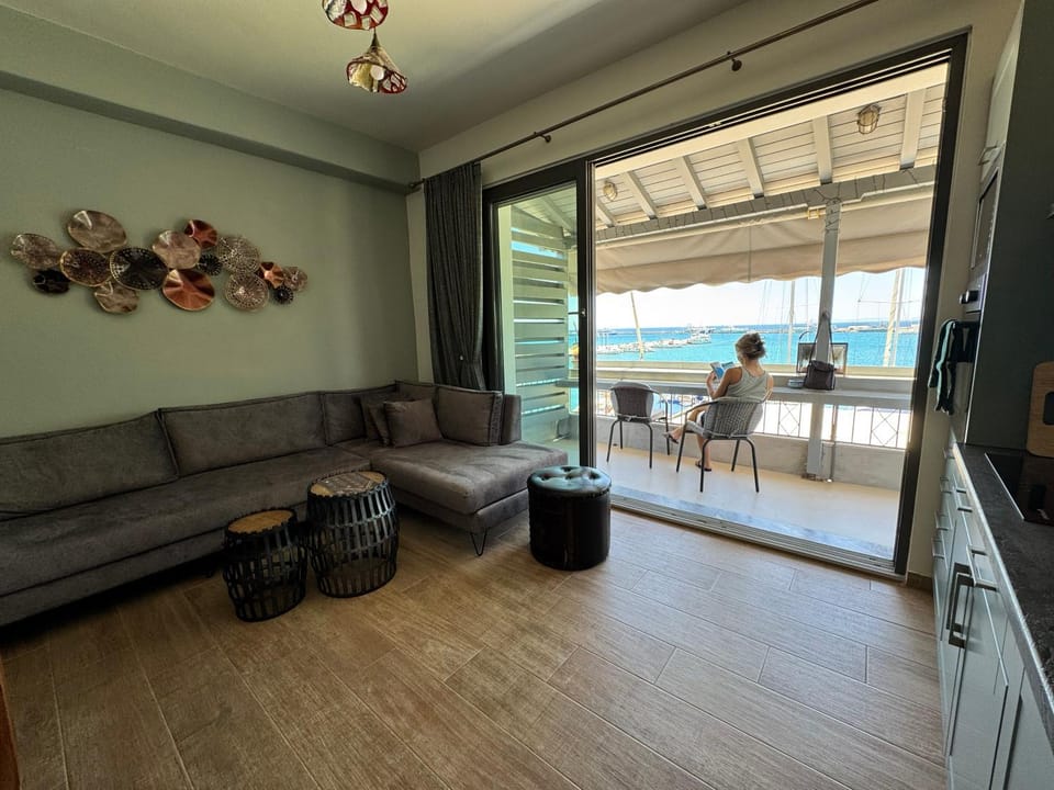 View (from property/room), Balcony/Terrace, Living room