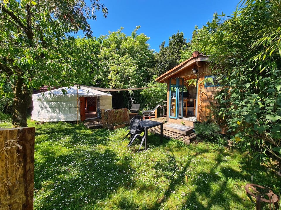 La Yourte climatisée du Jardin Caché Luxury tent in Marmande