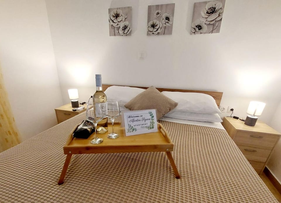 Bed, Food and drinks, Photo of the whole room, Bedroom, Drinks