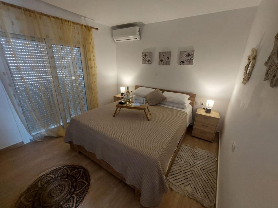 Bed, Photo of the whole room, Bedroom, air conditioner