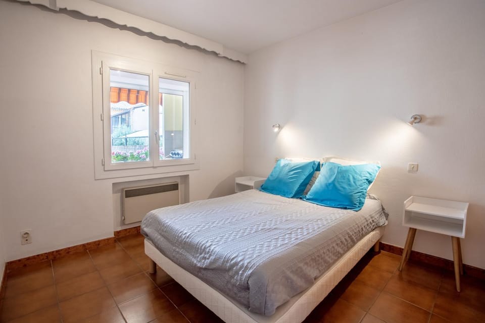 Living room, Bedroom