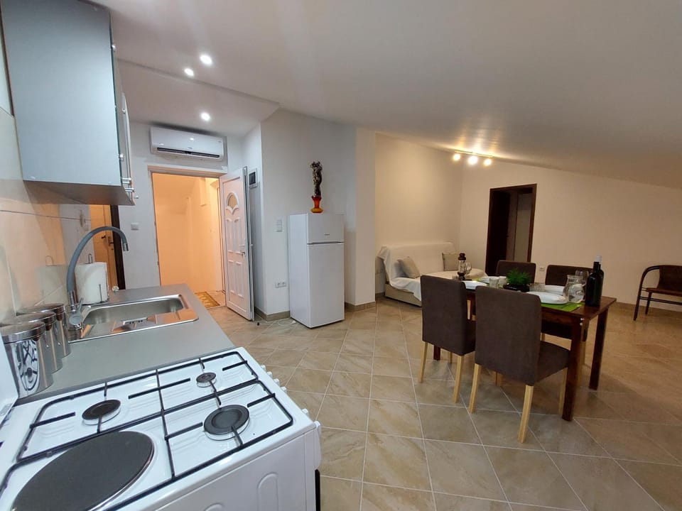 Kitchen or kitchenette, Living room, Seating area, Dining area