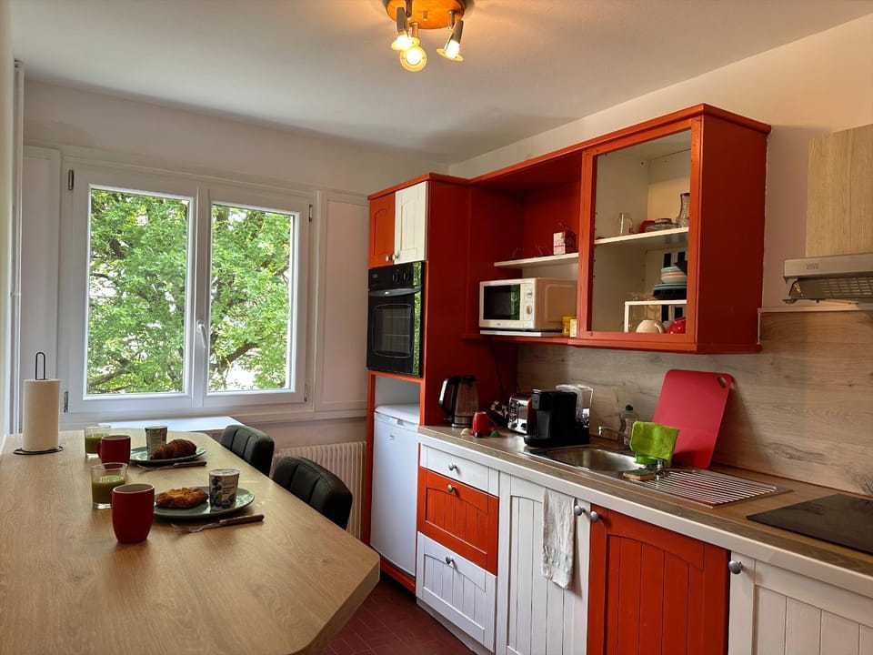 Coffee/tea facilities, Kitchen or kitchenette, Living room, Dining area, minibar, pet friendly, stove, toaster