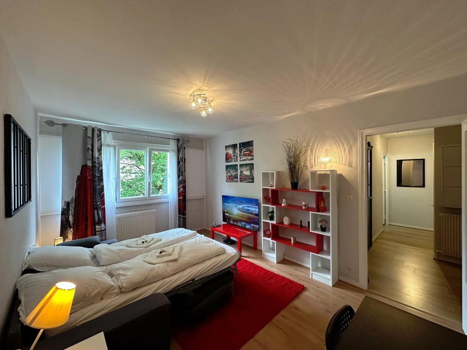 Bed, TV and multimedia, Living room, Photo of the whole room, Bedroom, towels