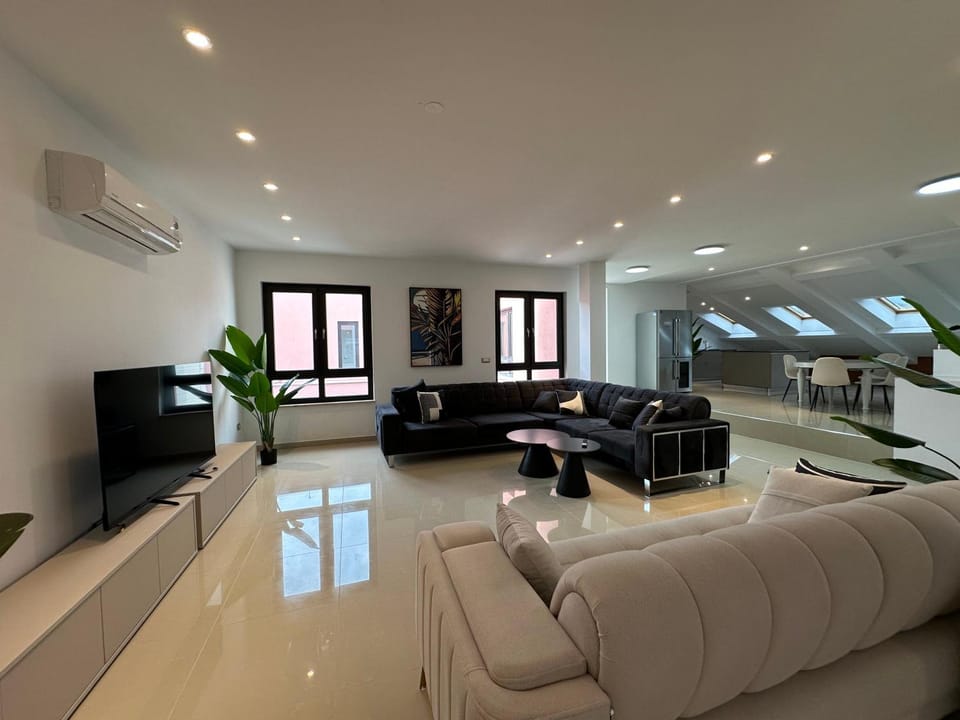 Communal lounge/ TV room, Spring, Summer, TV and multimedia, Living room, Seating area, Evening entertainment, Autumn