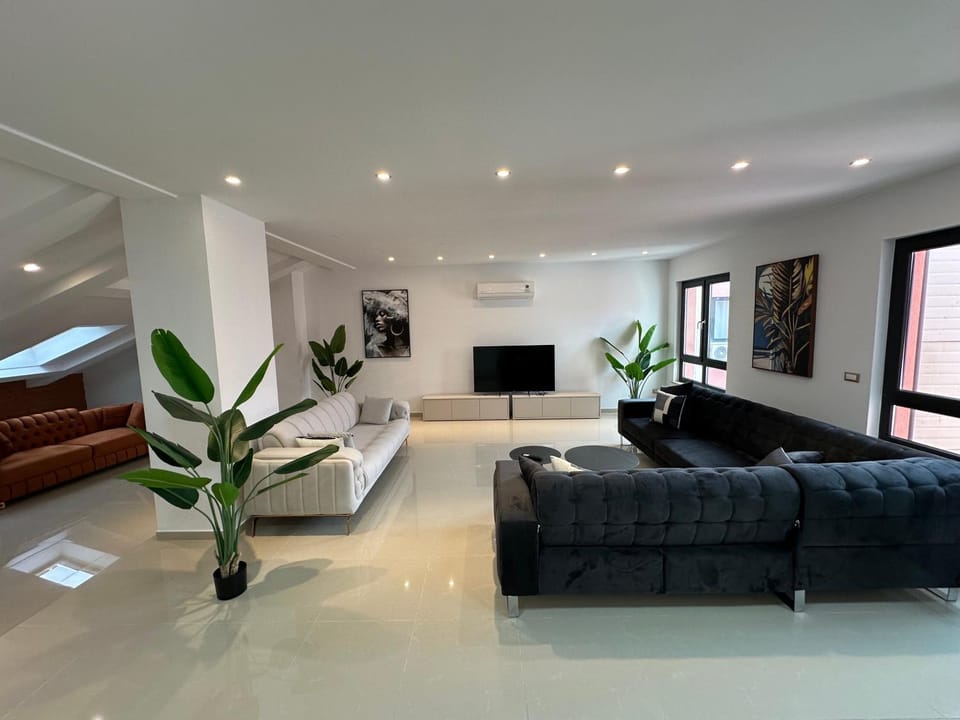 Communal lounge/ TV room, Spring, Day, Summer, TV and multimedia, Living room, Seating area, Evening entertainment, Autumn