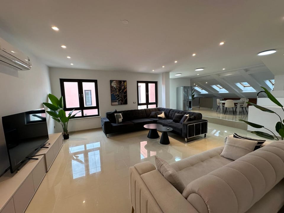 Communal lounge/ TV room, Spring, Day, Summer, TV and multimedia, Living room, Seating area, Evening entertainment, air conditioner