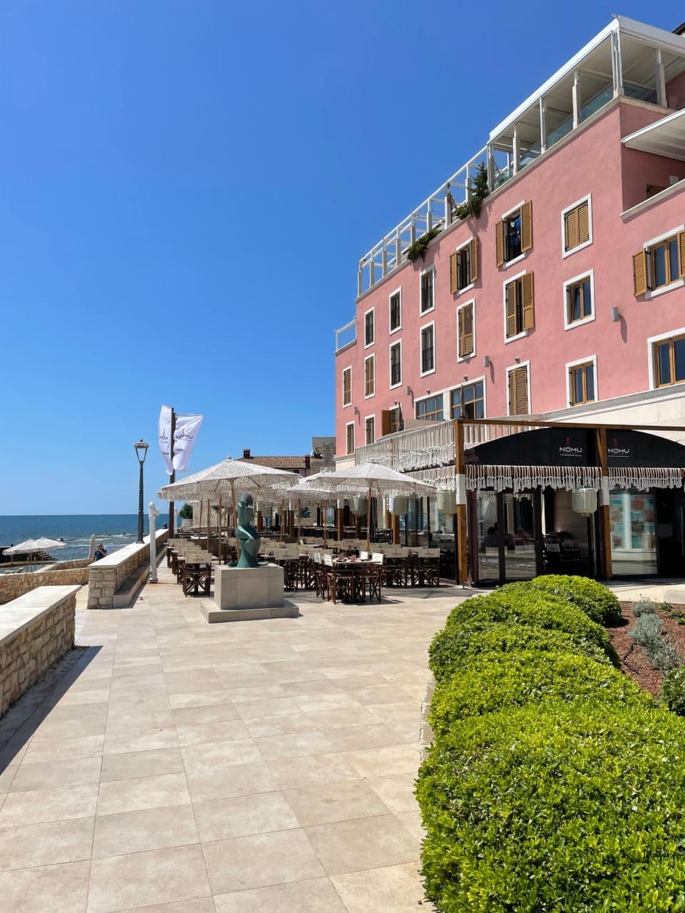 Property building, Restaurant/places to eat, Day, Natural landscape, Beach, Sea view, Location