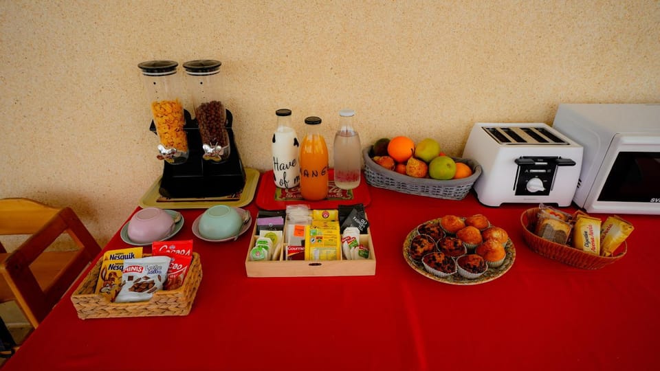 Food and drinks, Food, Buffet breakfast, toaster