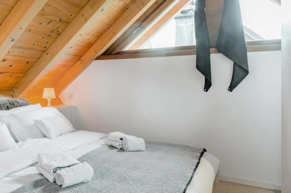 Bed, Photo of the whole room, Bedroom, towels