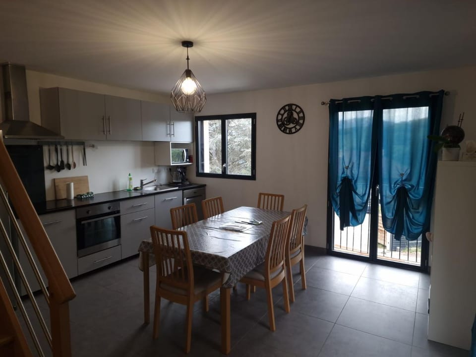 Kitchen or kitchenette, Dining area
