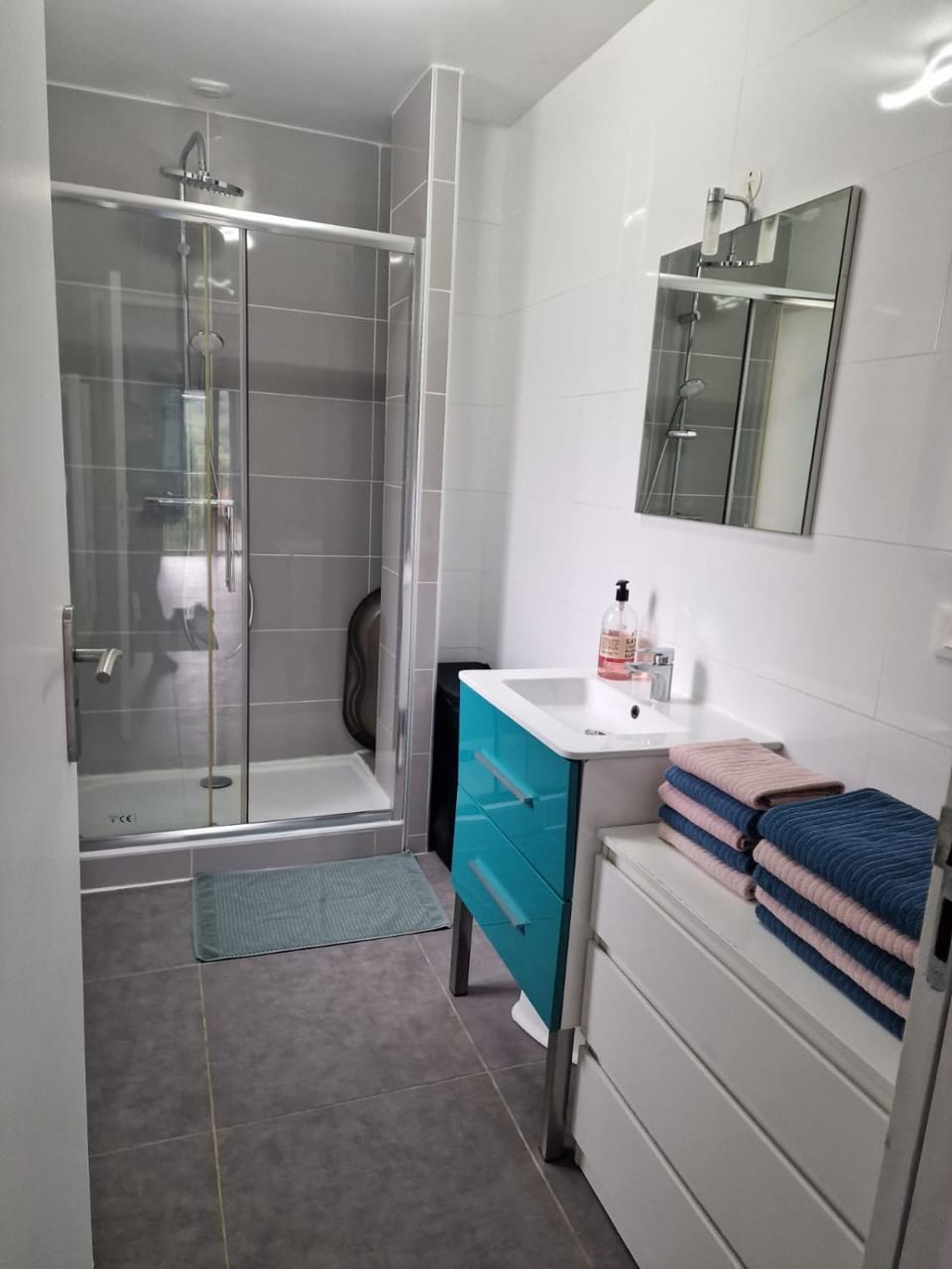 Shower, Bathroom, towels
