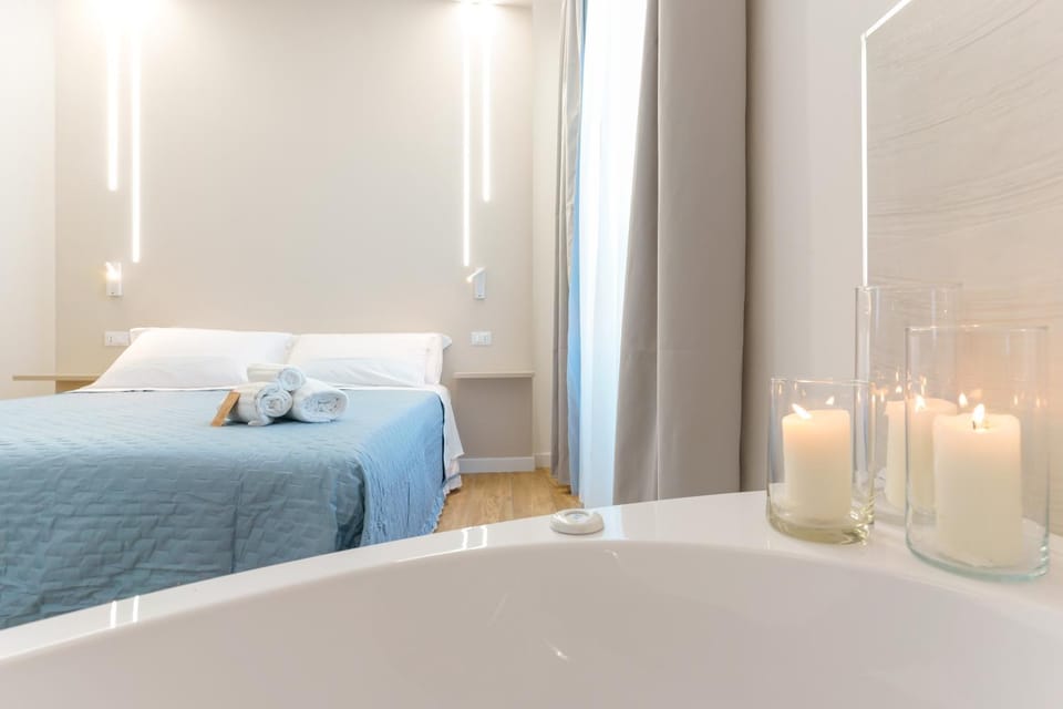 Bed, Hot Tub, Photo of the whole room, Bedroom, Bath, towels, air conditioner