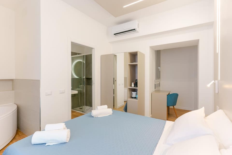 Shower, Bed, Hot Tub, Bathroom, TV and multimedia, Coffee/tea facilities, Photo of the whole room, Bedroom, towels, air conditioner