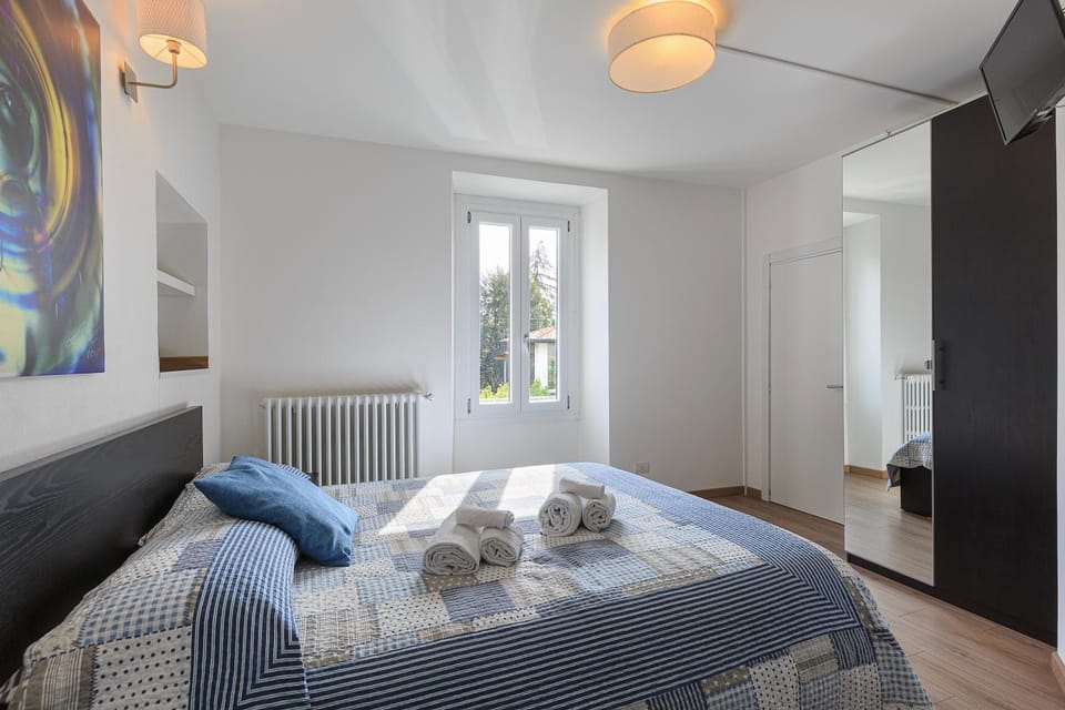 Bed, TV and multimedia, wardrobe