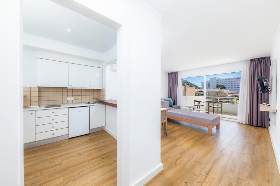 Property building, Kitchen or kitchenette, Living room