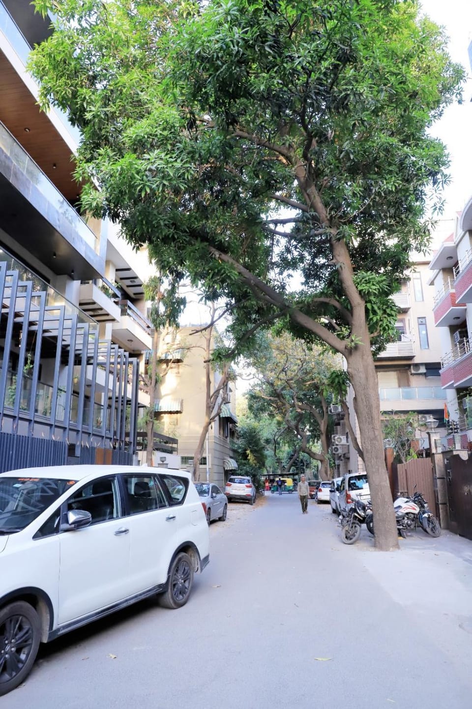Property building, Day, Neighbourhood, Street view, Location, Parking