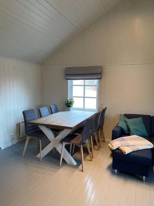 Close to sea, central, rent a boat, mountain hike, wifi, free parking Apartment in Lofoten
