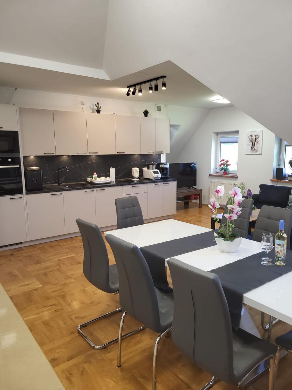 Kitchen or kitchenette, Living room, Seating area, Dining area, stove
