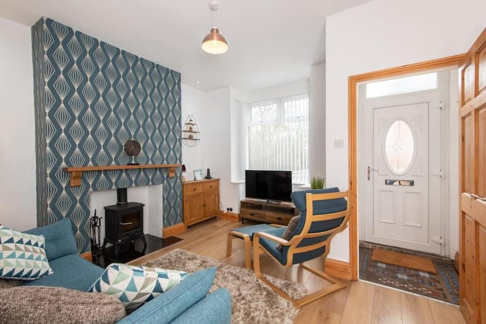 TV and multimedia, Living room, Seating area, hair dresser, wardrobe