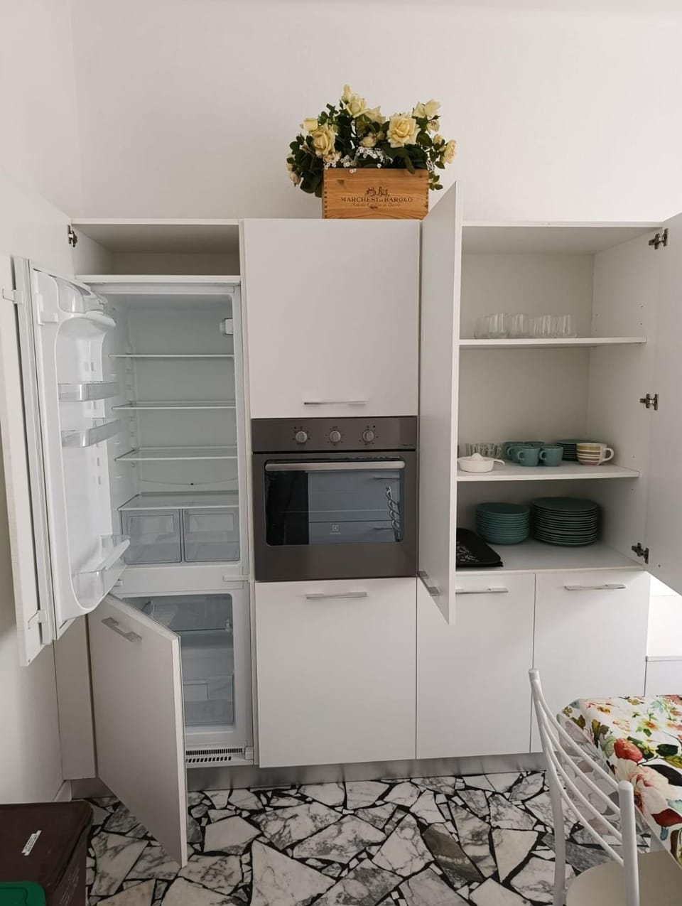 Kitchen or kitchenette, oven