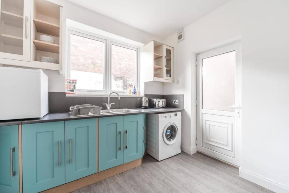 Kitchen or kitchenette, toaster, washing machine