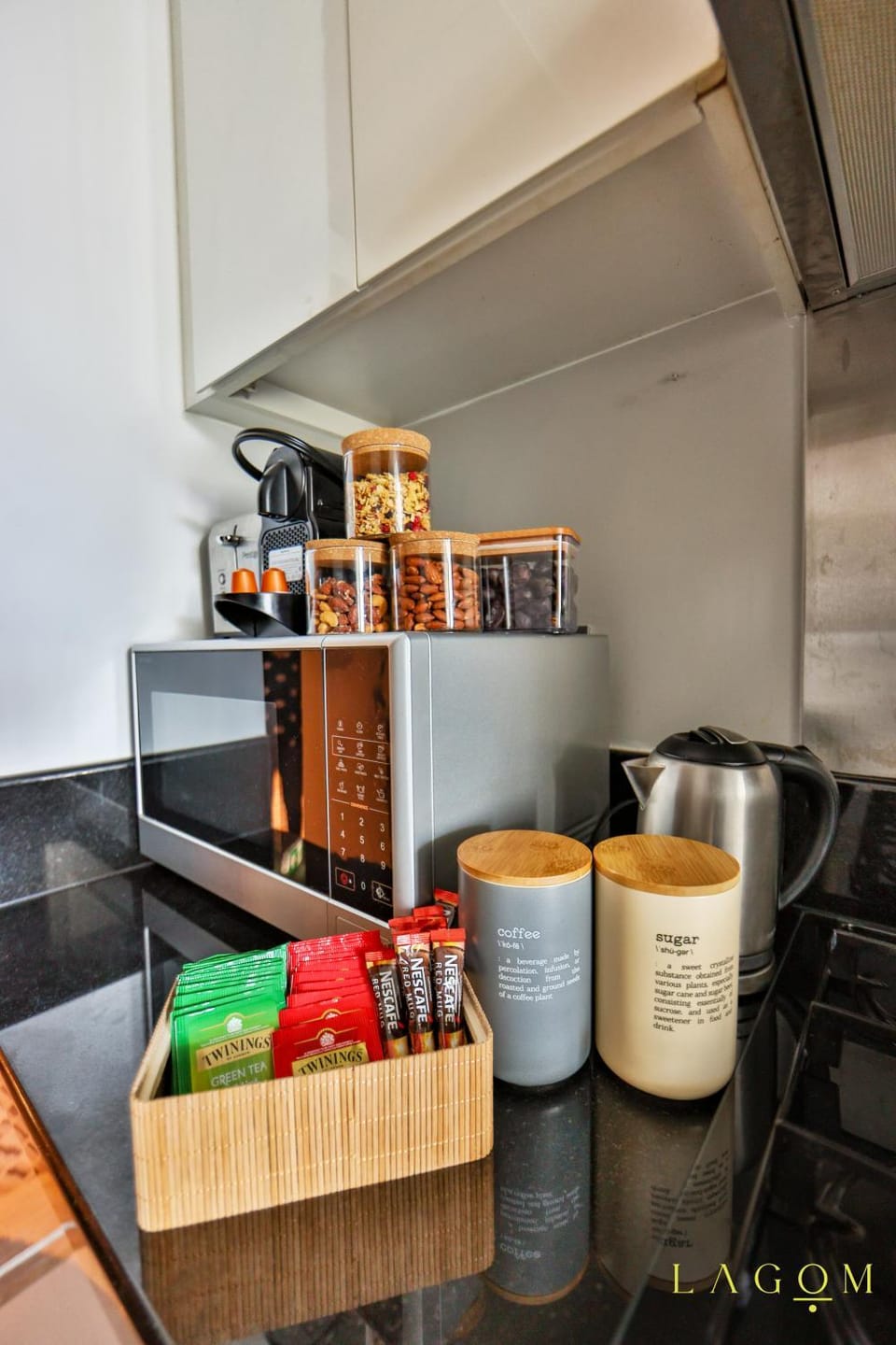 Coffee/tea facilities, minibar, kitchen