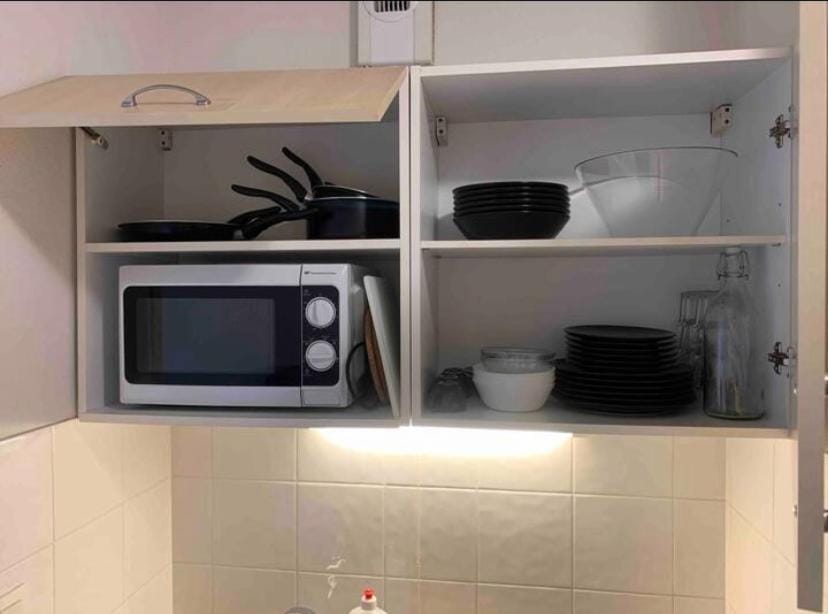 Kitchen or kitchenette, minibar