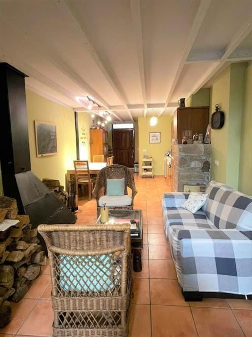 Casa Maitri- con piraguas junto a la ría House in Cantabria