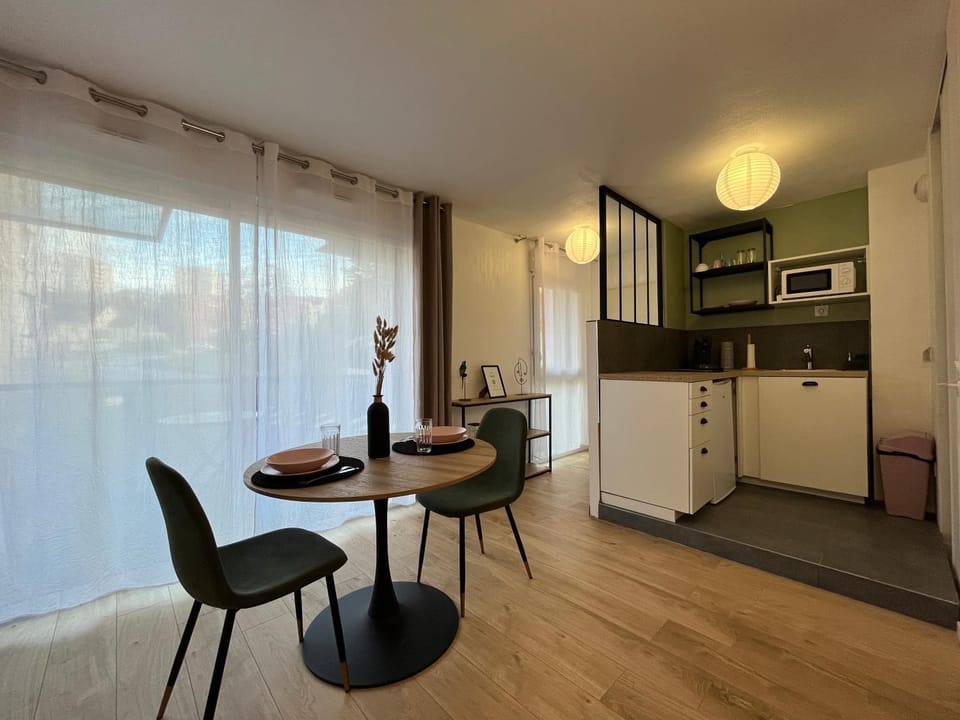 Kitchen or kitchenette, Dining area, minibar
