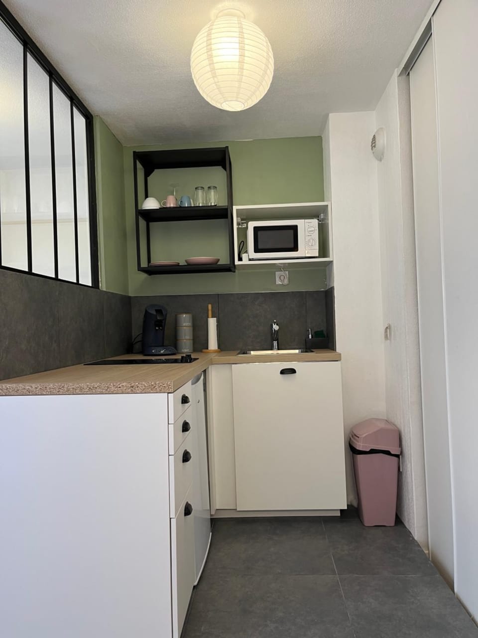 Kitchen or kitchenette, minibar, stove