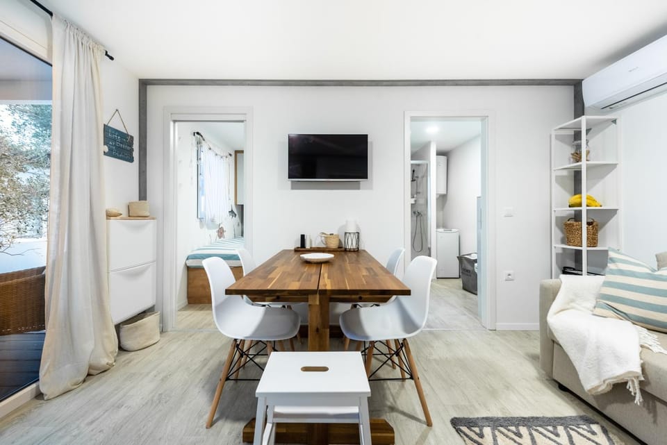 TV and multimedia, Living room, Seating area, Dining area