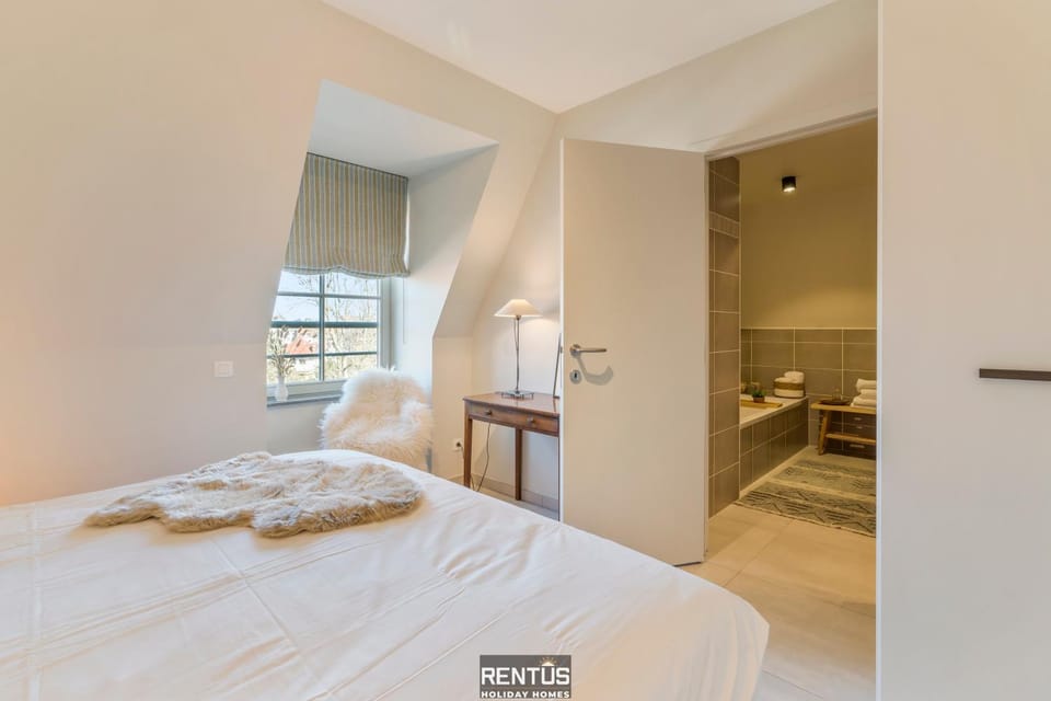 Bed, Bathroom, Bedroom