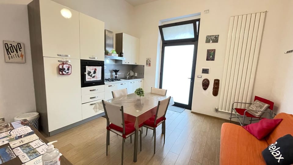 TV and multimedia, Kitchen or kitchenette, Living room, Seating area, Dining area