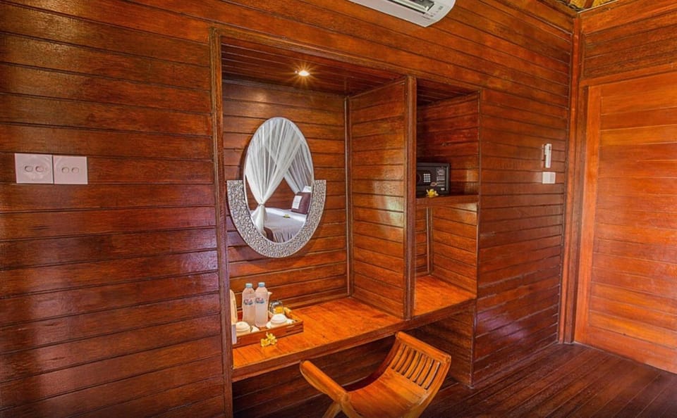Decorative detail, Bedroom, wardrobe, air conditioner