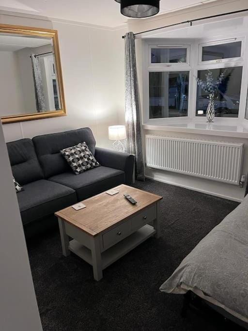 Semi-detached chalet at Maryville Caravan Site - Uddingston, Glasgow Apartment in Glasgow