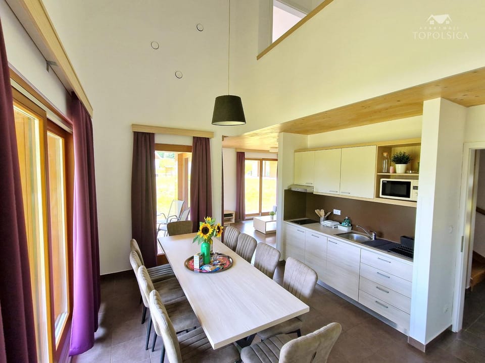 Kitchen or kitchenette, Dining area, minibar