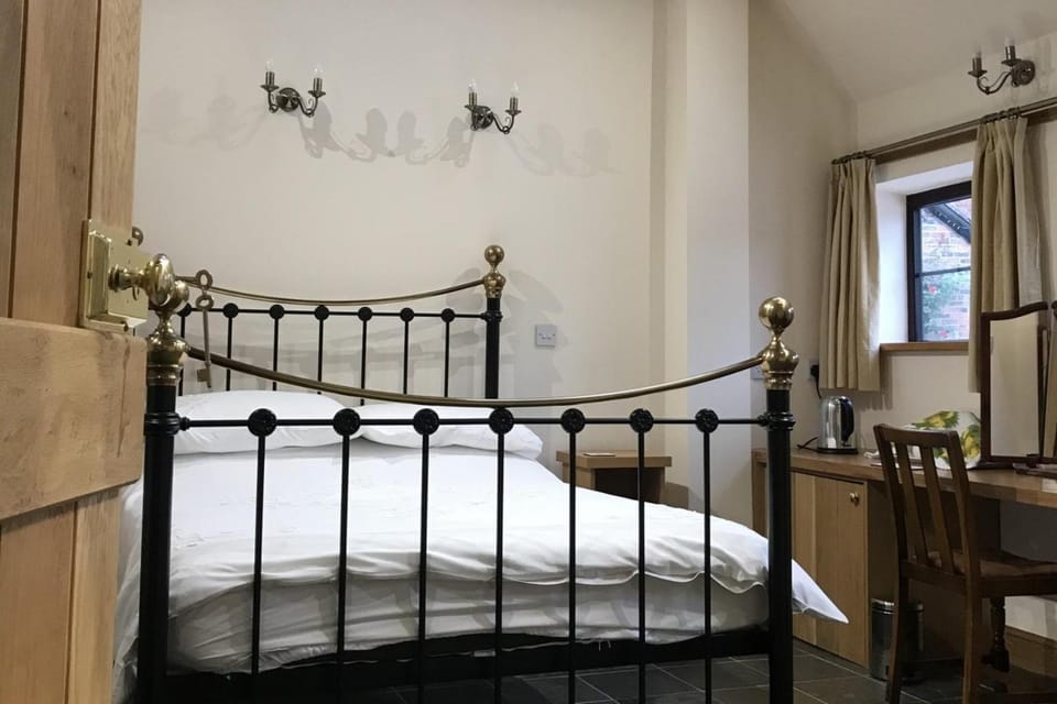 Nuneaton - Cottage - Sleeps 2 - Parking - Garden House in England