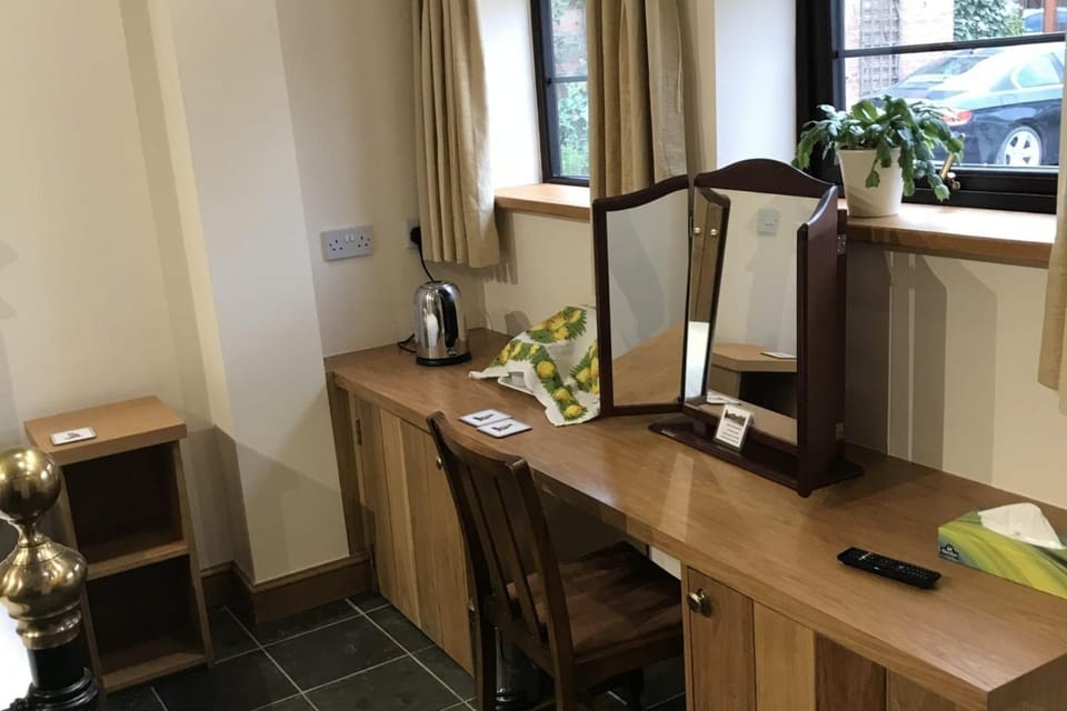Nuneaton - Cottage - Sleeps 2 - Parking - Garden House in England