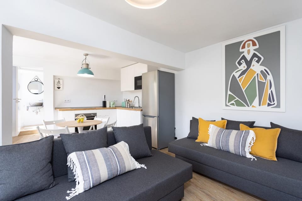 TV and multimedia, Kitchen or kitchenette, Living room, Seating area, Dining area