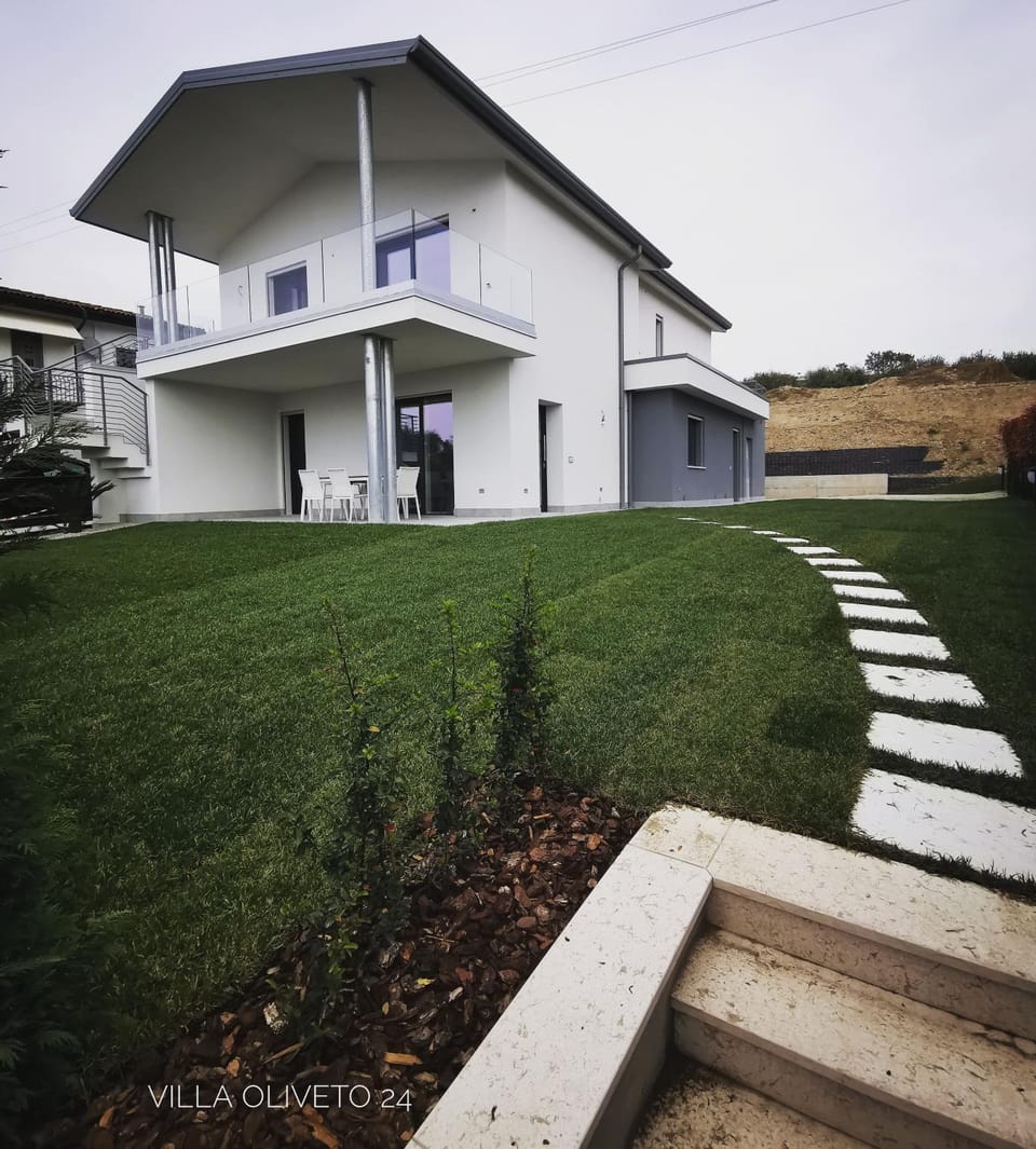 Property building, Day, Natural landscape, Garden, Garden view
