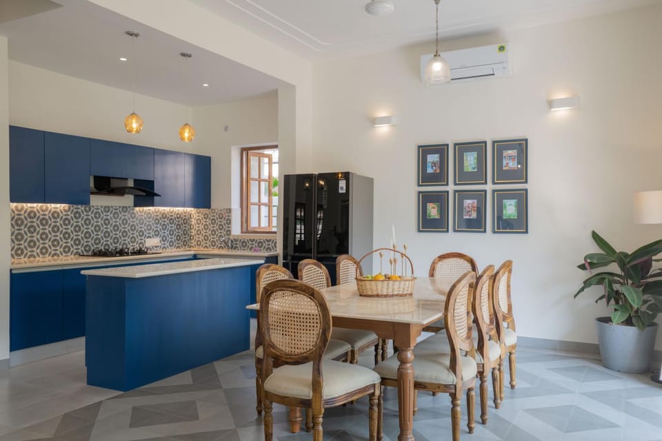 Kitchen or kitchenette, Living room, Seating area, Dining area, minibar