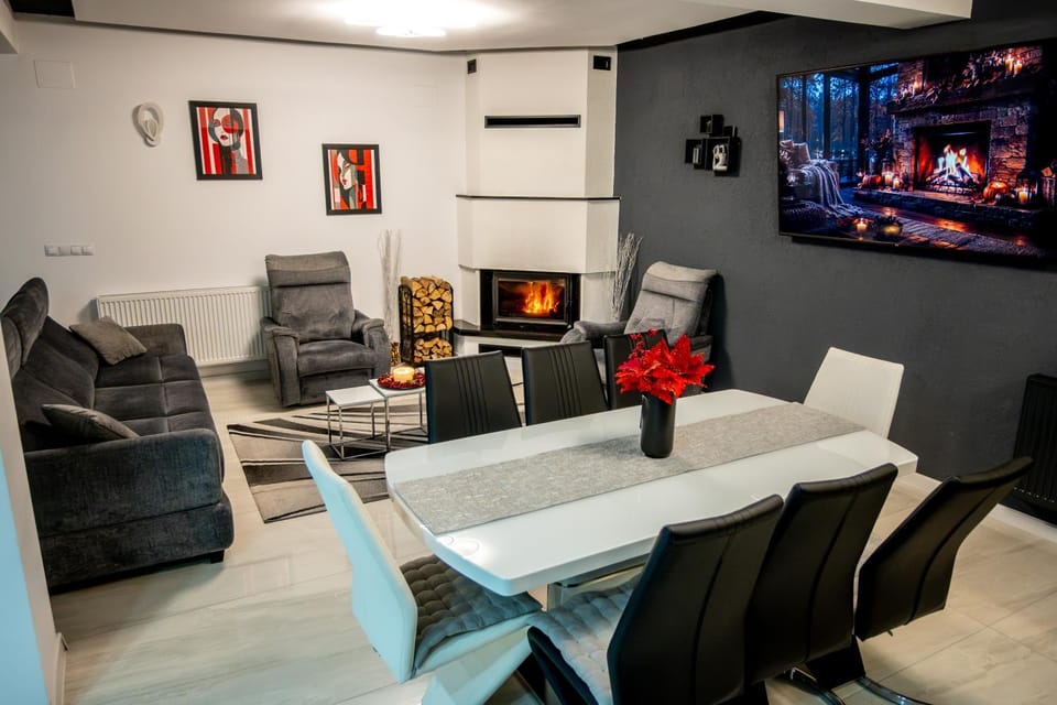TV and multimedia, Living room, Seating area, Dining area, fireplace