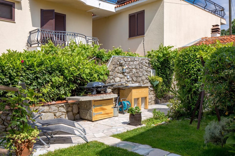 Patio, Spring, Day, BBQ facilities, Garden, Garden view