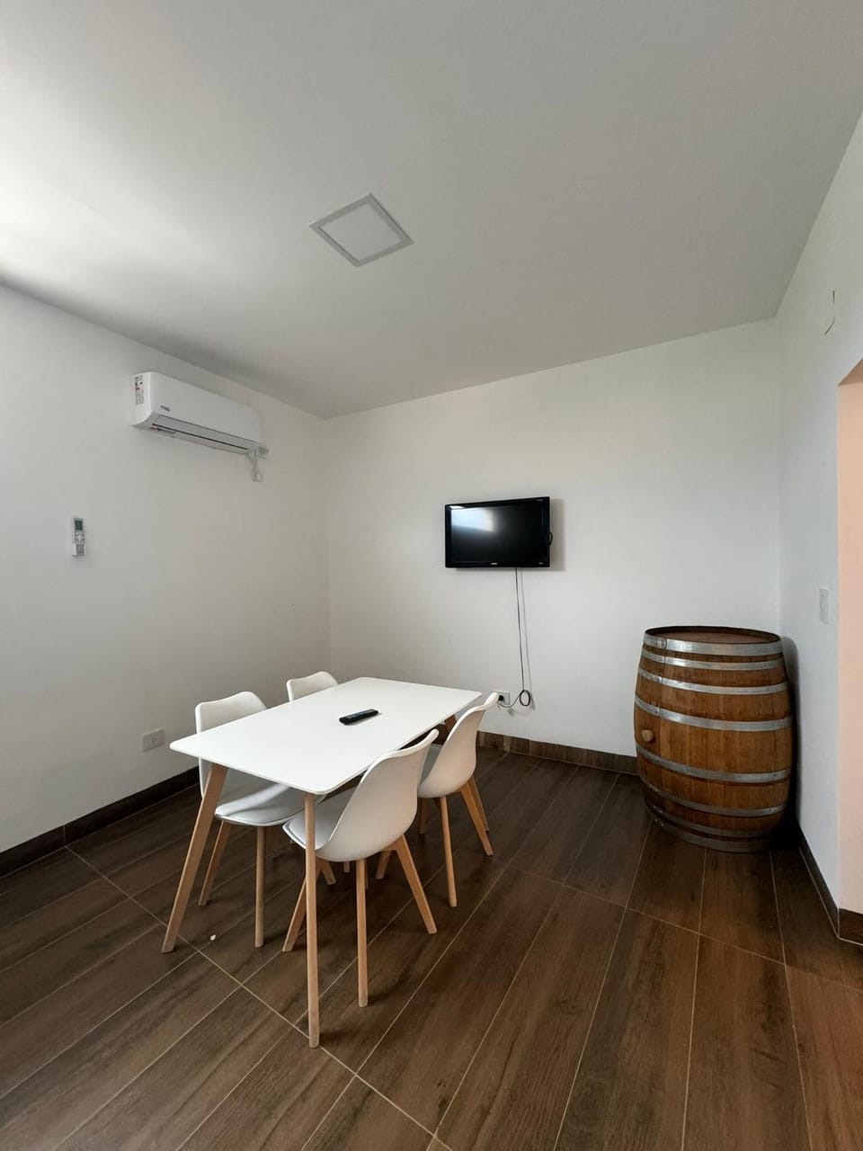 TV and multimedia, Seating area, Dining area, air conditioner