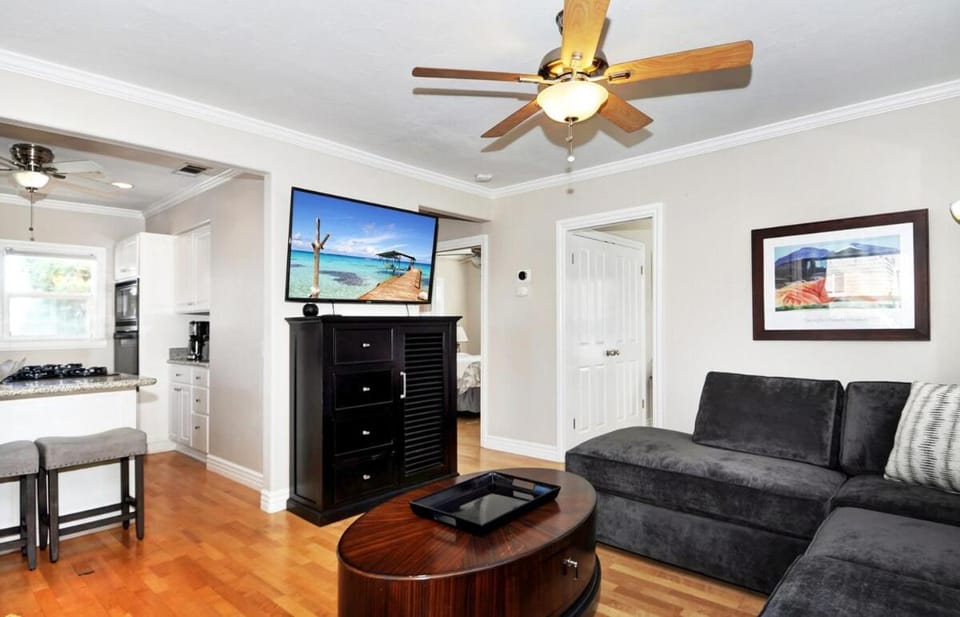 313 E Bay Ave B House in Balboa Peninsula