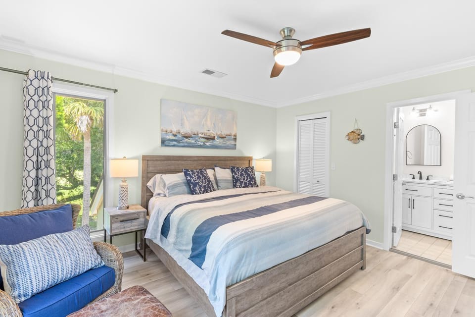 Photo of the whole room, Bedroom, wardrobe