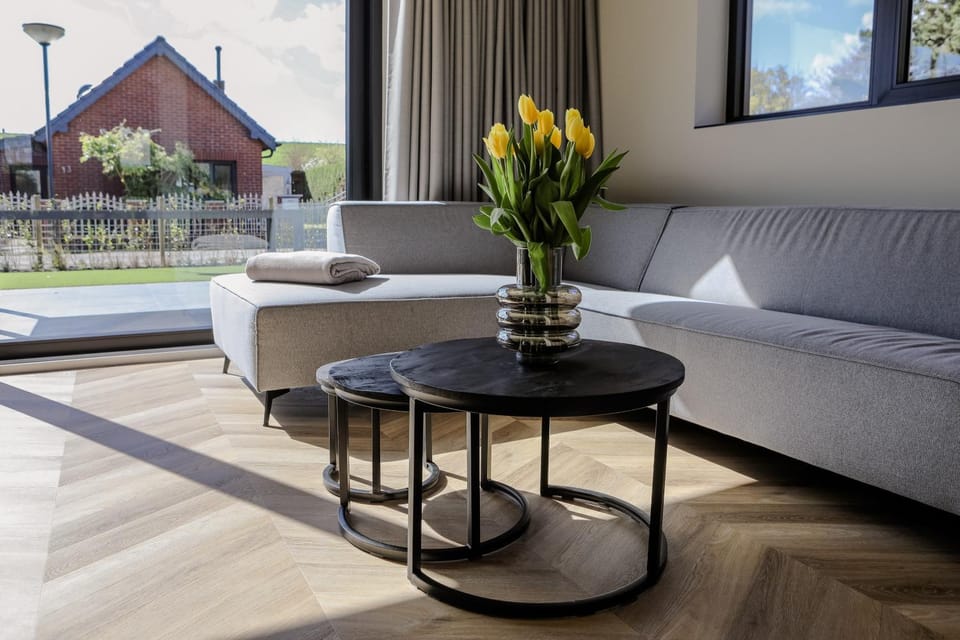 Day, Living room, Seating area