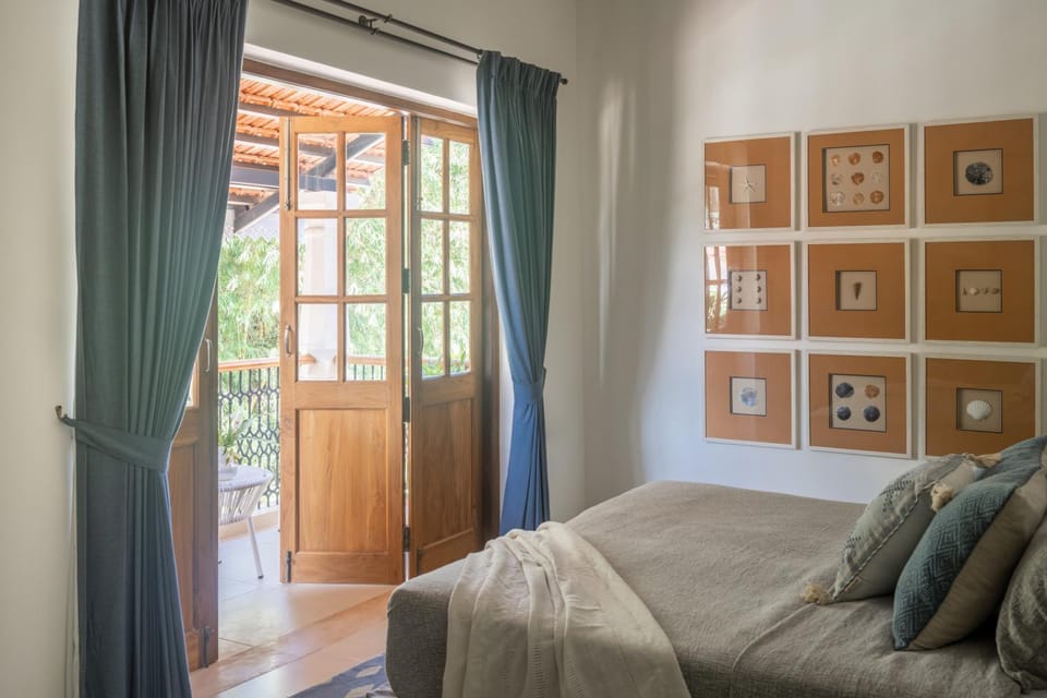 Bed, Living room, Photo of the whole room, Seating area, Bedroom
